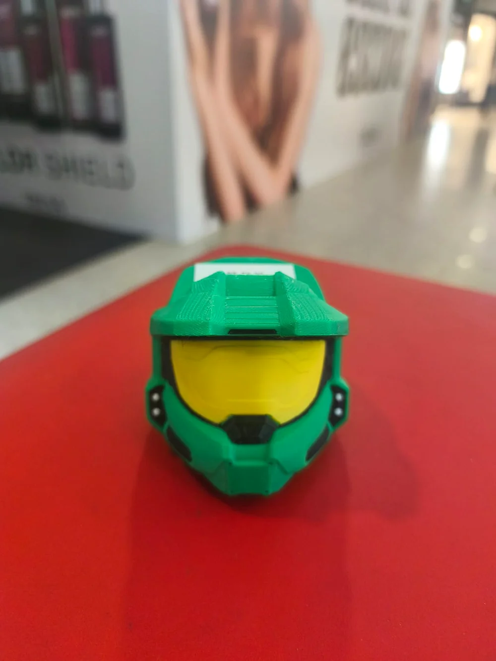 Capacete do personagem Master Chief da franquia Halo produzido em impressão 3D na CLAN Y GAMER.