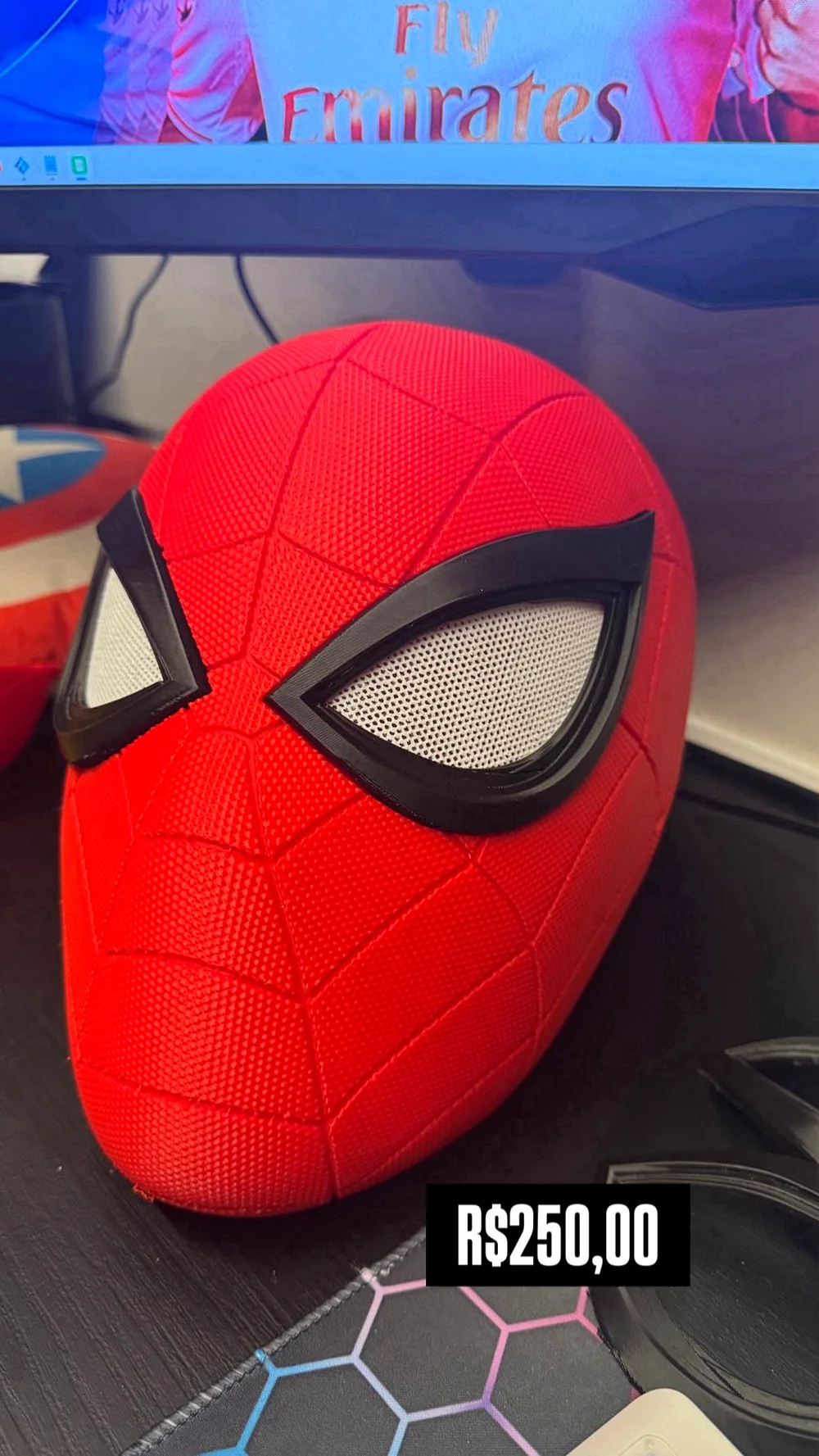 Capacete do Spider-Man produzido em impressão 3D com acabamento vermelho exposto na CLAN Y GAMER.
