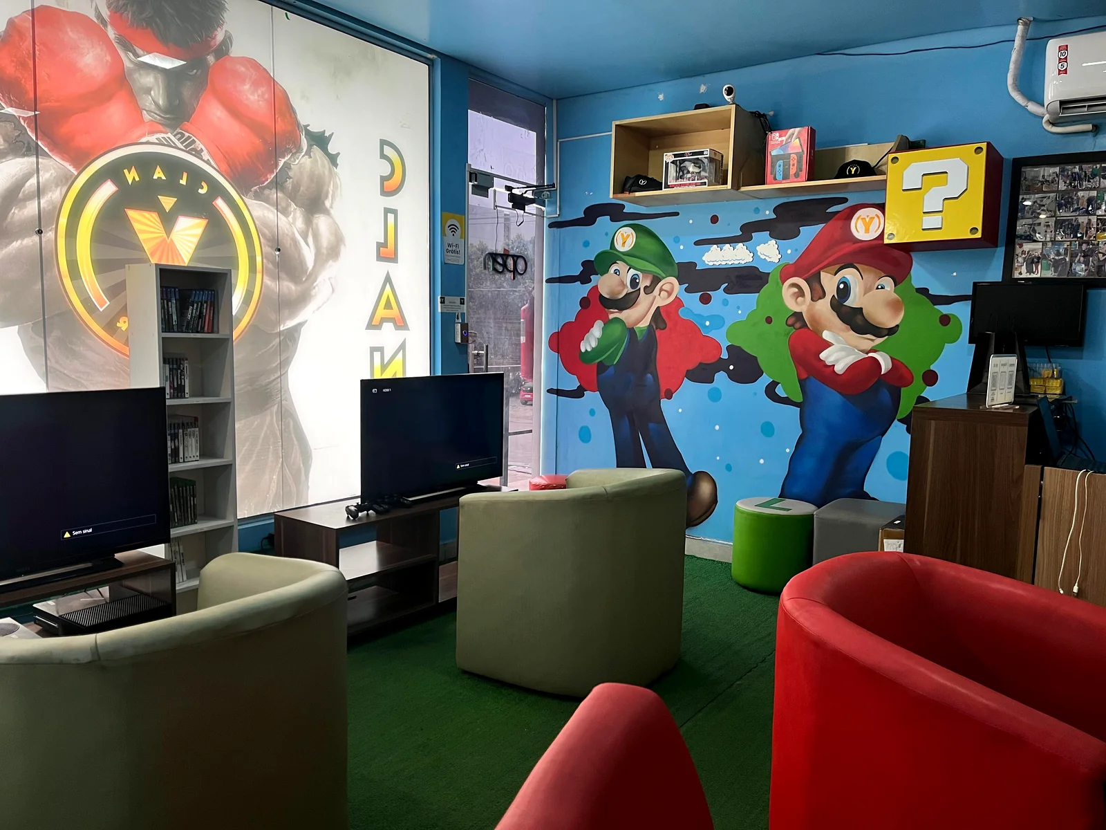 Espaço da loja CLAN Y GAMER com personagem Mario em destaque e vitrines de produtos gamer.